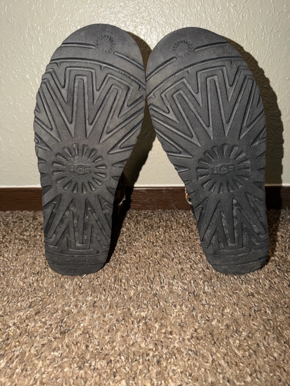 UGG Classic Mini Leopard Boot - Picture 6 of 6